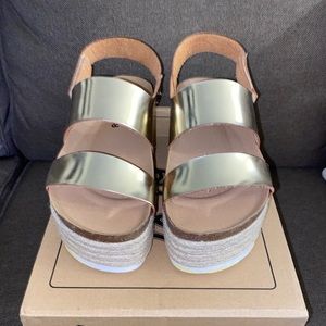 NIB dirty laundry mirror gold platform SZ 7